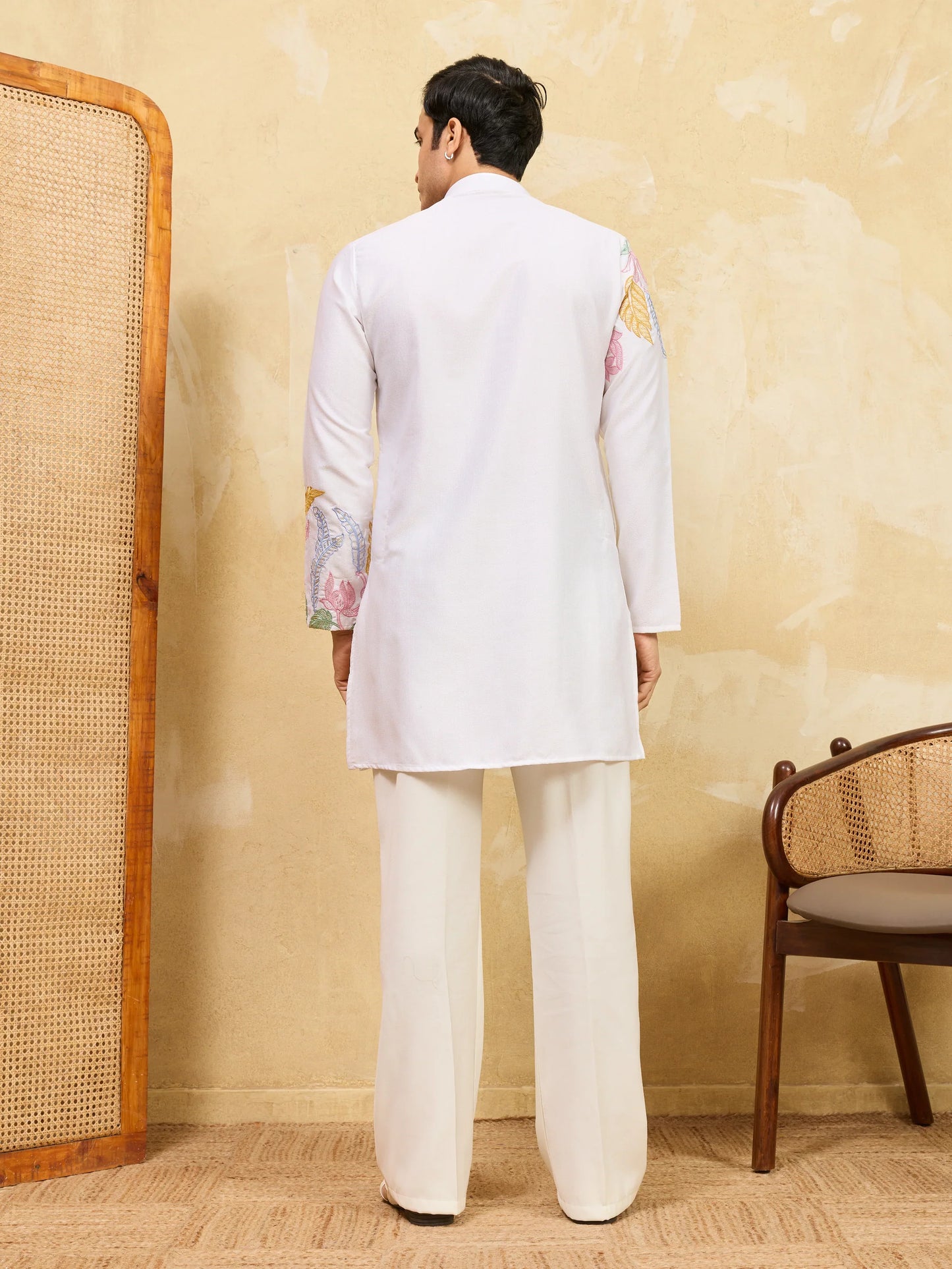 Elegant Elegant White Floral Embroidered Kurta Set for Men