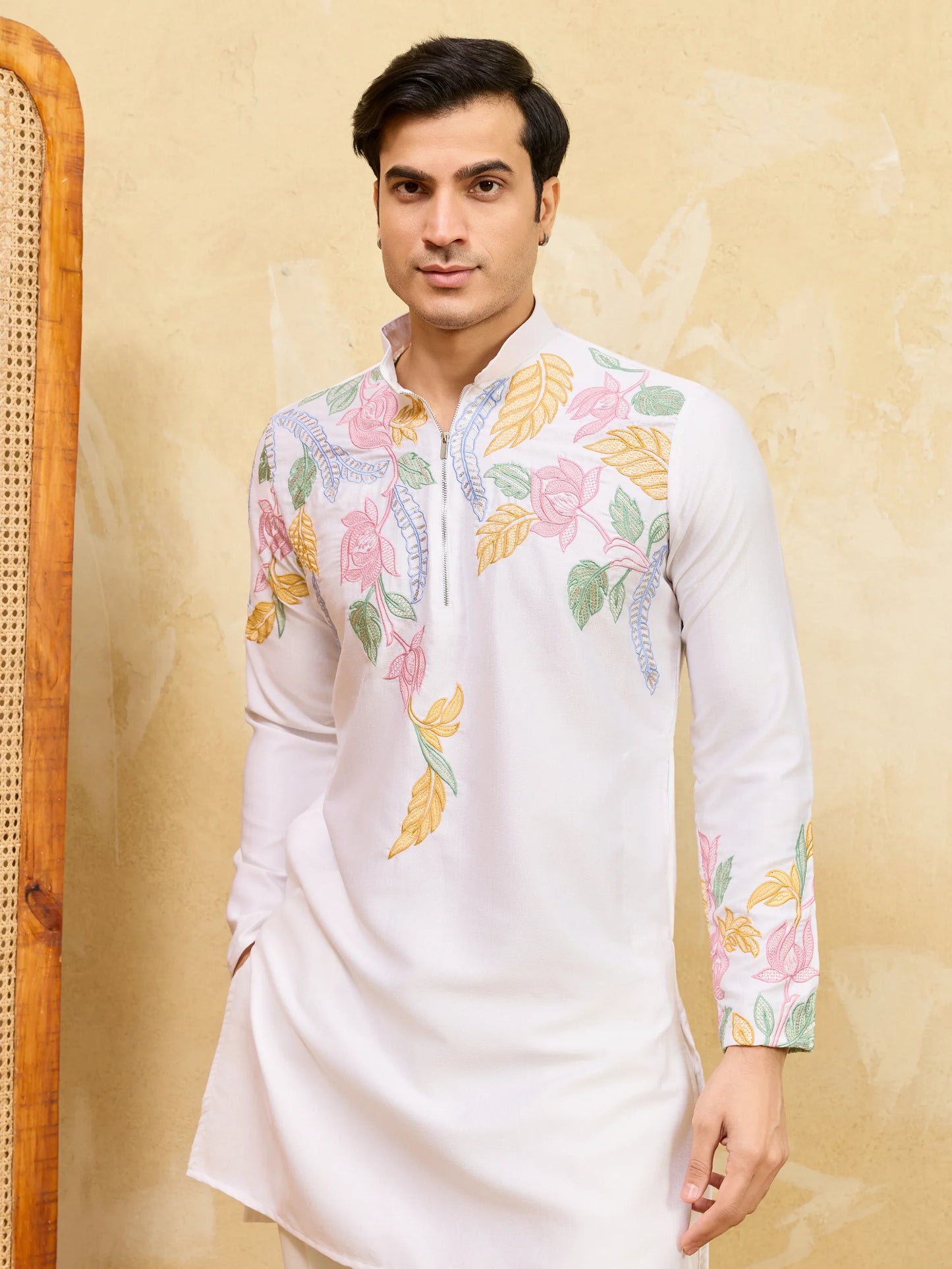Elegant Elegant White Floral Embroidered Kurta Set for Men