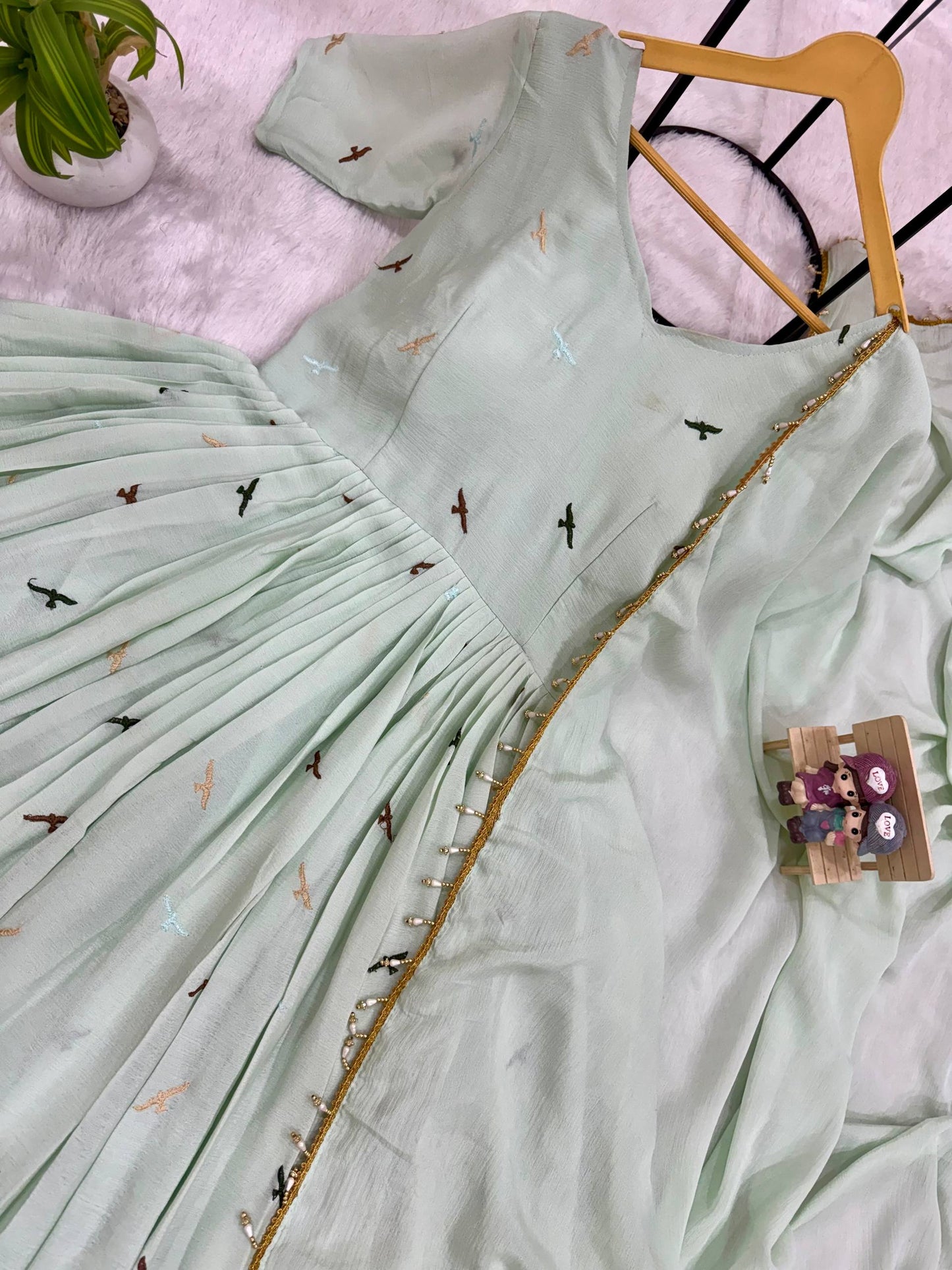 Pista Pearl Chinon Embroidered Suit Set
